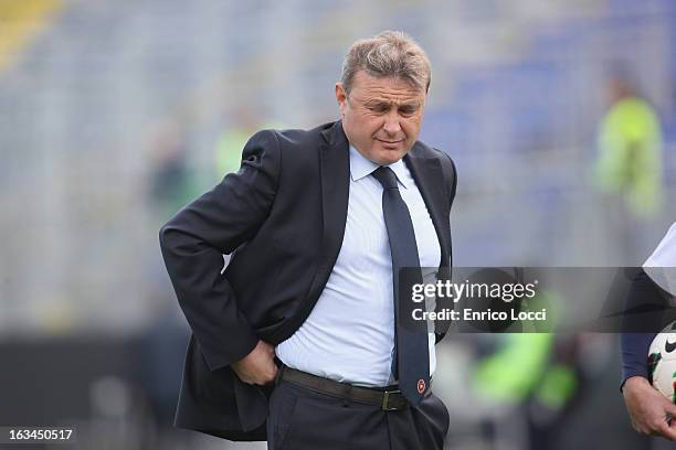 Coach Ivo Pulga of Cagliari looks on during the Serie A match between Cagliari Calcio and UC Sampdoria at Stadio Sant'Elia on March 10, 2013 in...