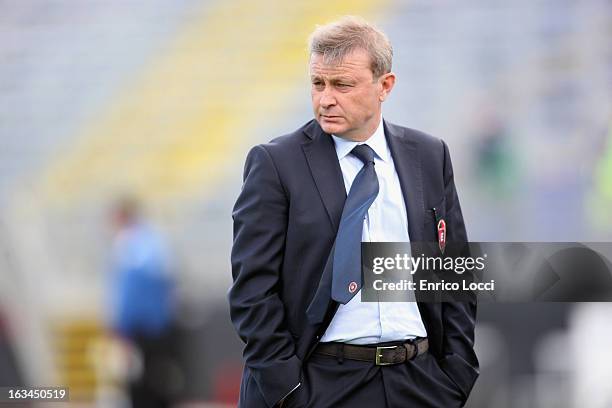 Coach Ivo Pulga of Cagliari looks on during the Serie A match between Cagliari Calcio and UC Sampdoria at Stadio Sant'Elia on March 10, 2013 in...