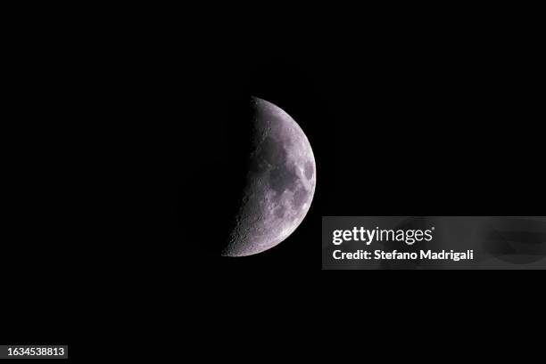 crescent moon - waning gibbous moon photos et images de collection