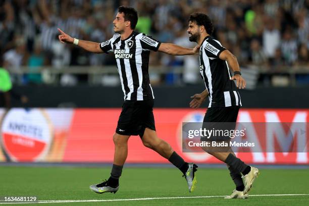 Gabriel Pires of Botafogo celebrates with Diego Costa of Botafogo after scoring the first goal of his team during a first leg quarter final match...