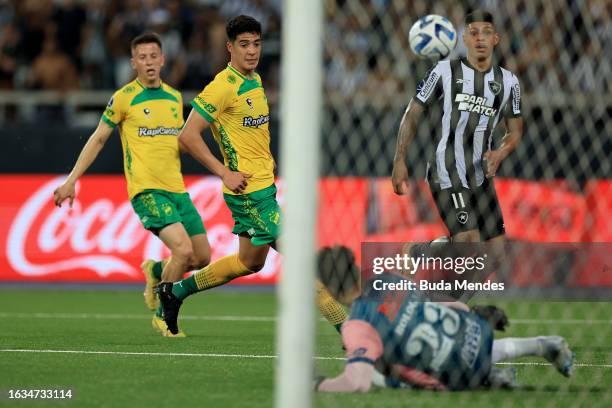 Luis Henrique of Botafogo kicks the ball during a first leg quarter final match between Botafogo and Defensa y Justicia as part of Copa CONMEBOL...