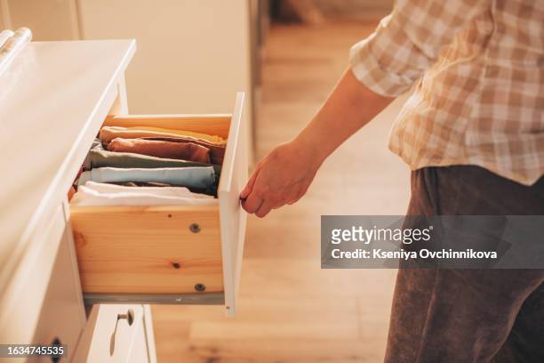 chest of drawers with hand clothes - chest of drawers 個照片及圖片檔