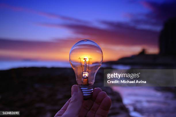 bright ideas - hände glühlampe stock-fotos und bilder
