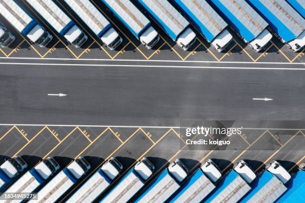 neat truck overhead shot - parc automobile photos et images de collection