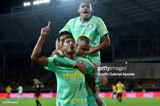 Rony of Palmeiras celebrates with teammates after scoring the team's fourth goal during a Copa CONMEBOL Libertadores 2023 quarterfinal first leg...