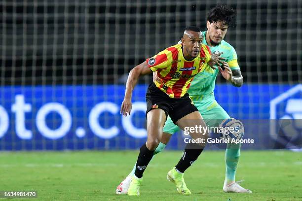 Angelo Rodríguez of Deportivo Pereira battles for possession with Gustavo Gómez of Palmeiras during a Copa CONMEBOL Libertadores 2023 quarterfinal...