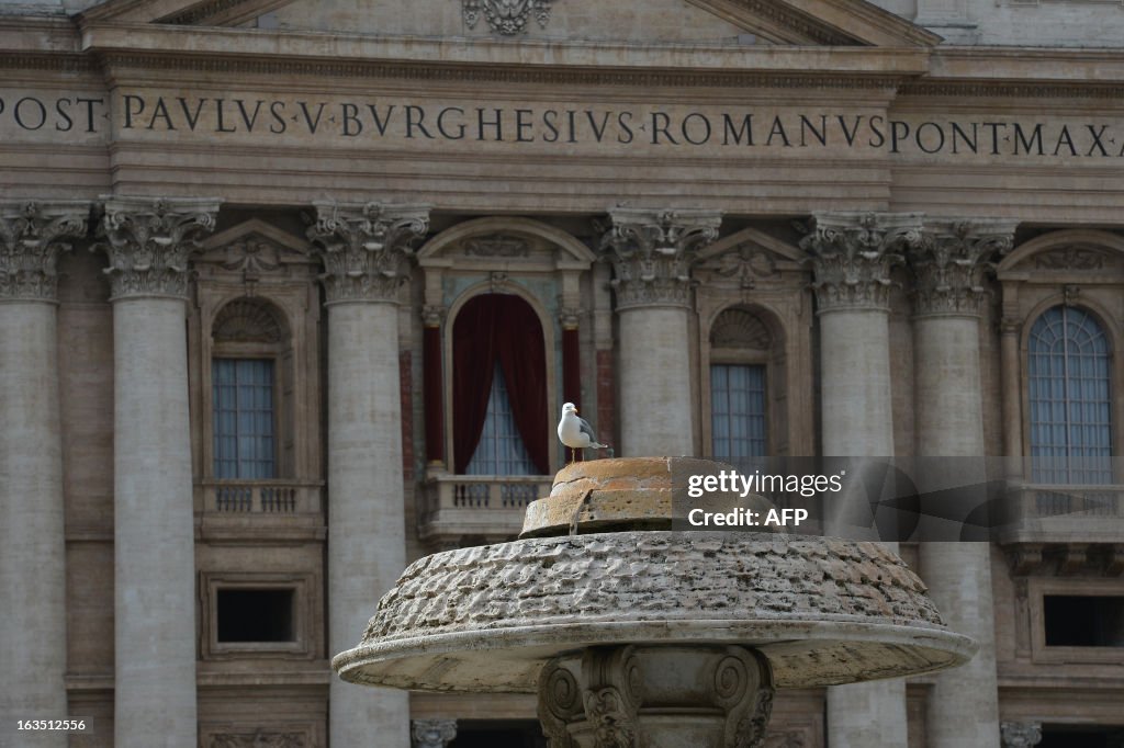 VATICAN-POPE-BALCONY-CURTAINS