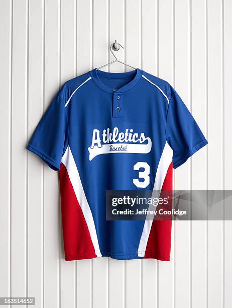 baseball jersey on coat hanger - honkbaltenue stockfoto's en -beelden