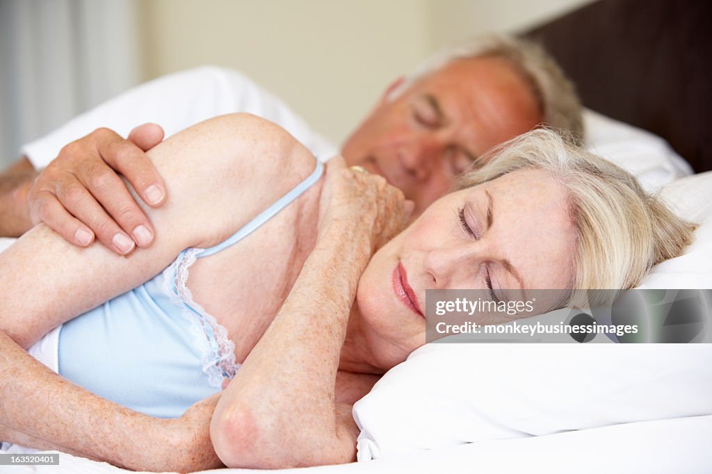 Altes Paar schlafen im Bett