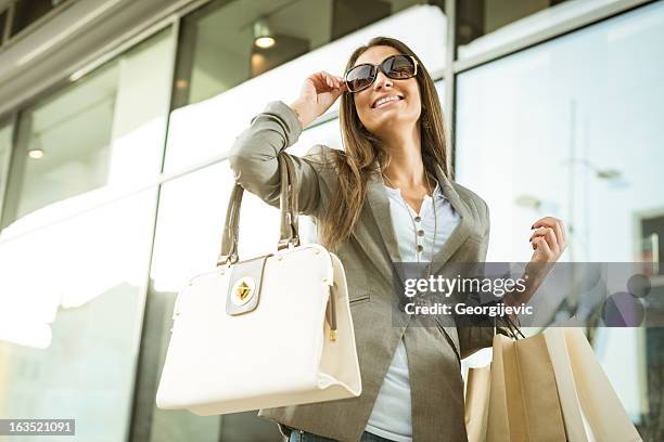 chica sonriente con bolsas de la compra - bolso fotografías e imágenes de stock