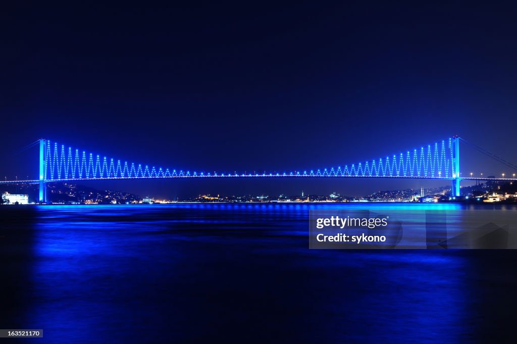 Luces de la ciudad y al puente de Estambul, Turquía