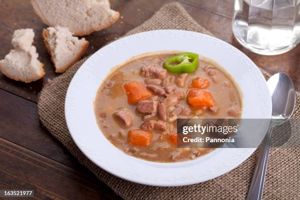 sopa de judías casera estofado de carne húngaro - hungarian culture fotografías e imágenes de stock