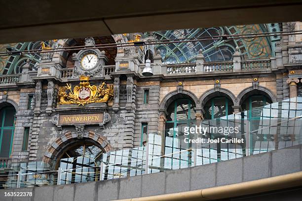 la estación central de ferrocarril de amberes - antwerp city belgium fotografías e imágenes de stock