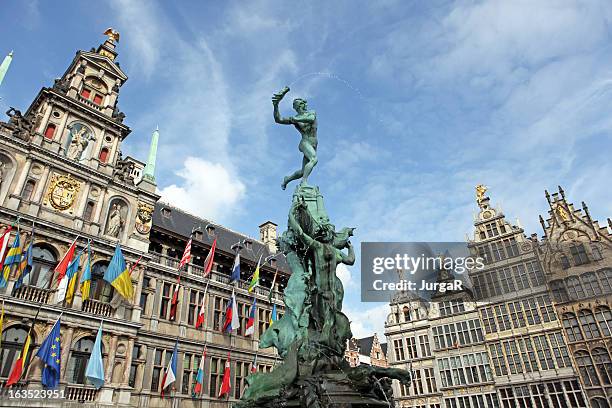 brabo-statue und dem rathaus von antwerpen, belgien - flandern belgien stock-fotos und bilder