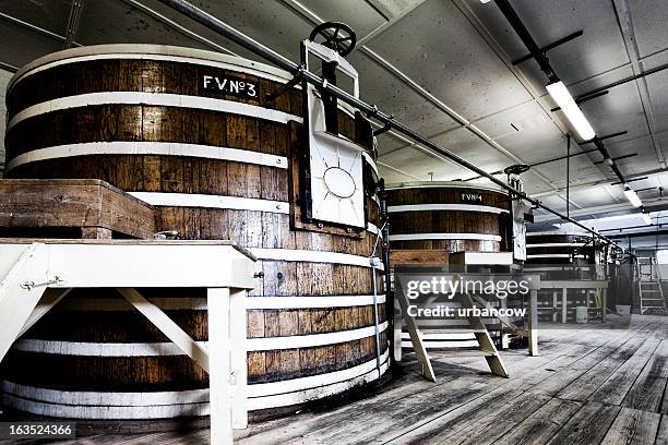 伝統の発酵血管 - barrels ストックフォトと画像