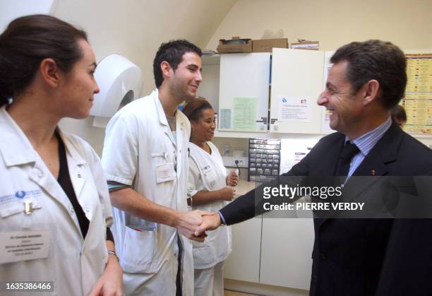 French President Nicolas Sarkozy meets with nurses and doctors, 01 December 2007 at the AIDS ward of the Kremlin-Bicetre hospital, south of Paris on...