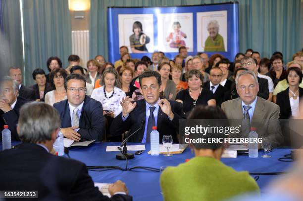 Le Président Nicolas Sarkozy participe à une table ronde sur la pauvreté au côté du Haut commissaire aux solidarités actives, Martin Hirsch et du...