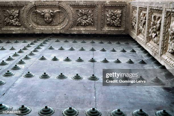 detail of the facade in the cathedral of almeria - amanecer ciudad imagens e fotografias de stock