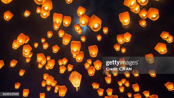 sky lantern festival taiwan - floating lanterns stock-fotos und bilder