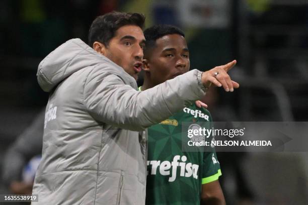 Palmeiras' Portuguese coach Abel Ferreira gives instructions to Palmeiras' forward Endrick during the Copa Libertadores quarterfinals second leg...