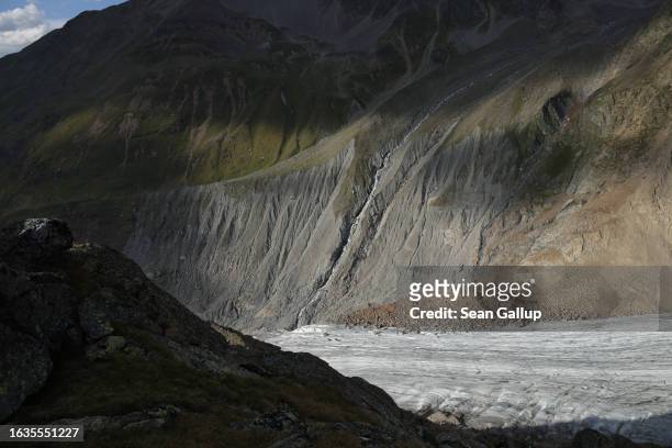 The tongue of the melting Gepatschferner glacier lies below a moraine that indicates how high the tongue stood in about 1850 on August 22, 2023 above...