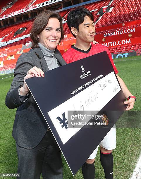 Shinji Kagawa of Manchester United is presented with a cheque for 3 000 Japanese Yen by Hublot marketing director Valerie Servageon Grande watches...