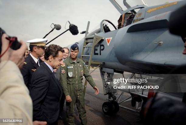 Le président de la République Nicolas Sarkozy observe un avion de chasse de type Mirage 2000-5, le 02 octobre 2007 sur le tarmac de la base aérienne...