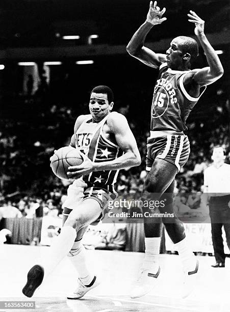 Otis Birdsong of the New York Nets drives against the Golden State Warriors during a game played circa 1975 at the Nassau Coliseum in Hempstead, New...