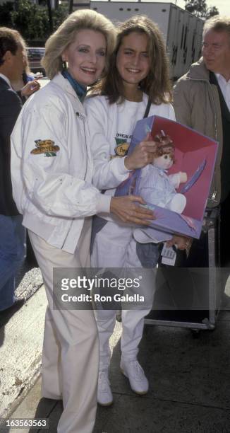 Actress Constance Towers and daughter Maureen McGrath attend Hollywood St. Patrick's Day Parade on March 16, 1986 in Hollywood, California.