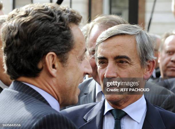 Le président de la République Nicolas Sarkozy s'entretient avec le sénateur Louis de Broissia, le 02 octobre 2007 à Dijon, après avoir participé à...