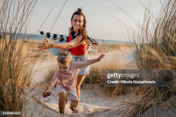 mi bebé en la playa - mothers day beach fotografías e imágenes de stock