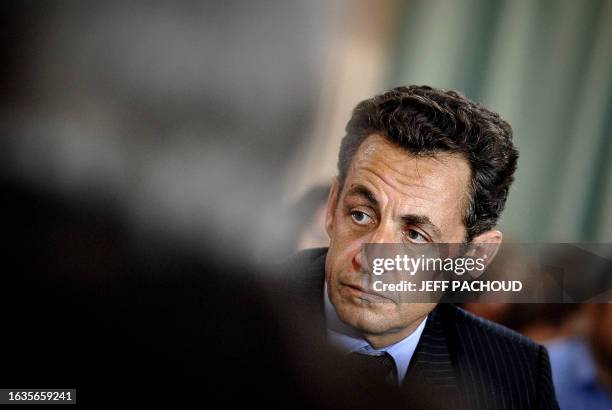 Le Président Nicolas Sarkozy participe à une table ronde sur la pauvreté, le 02 octobre 2007, au Conseil Général de Côte-d'Or à Dijon. Nicolas...