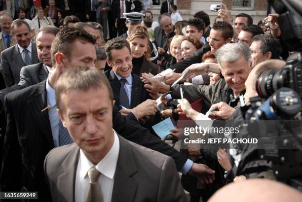 Le président de la République Nicolas Sarkozy salue la foule, le 02 octobre 2007 à Dijon, après avoir participé à une table-ronde sur l'insertion au...