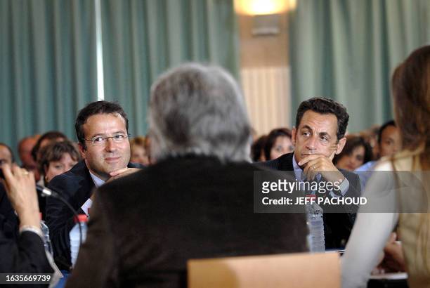 Le président de la République Nicolas Sarkozy et le Haut commissaire aux solidarités actives Martin Hirsch participe à une table-ronde sur...