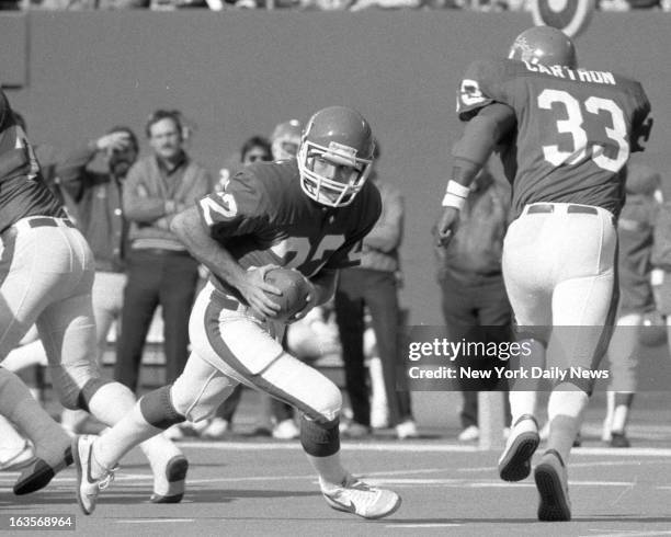 Football - NJ Generals bs LA Express - Generals' Doug Flutie starts to roll out against Express.