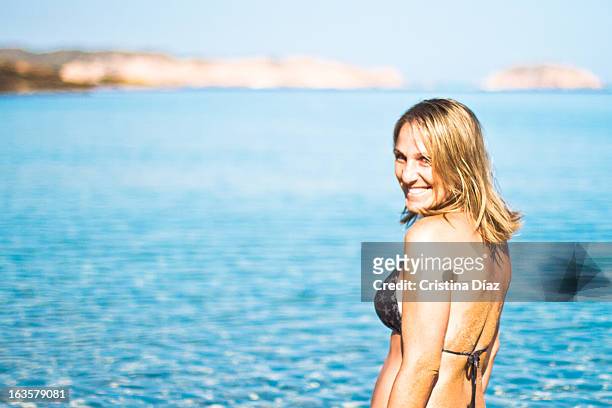 retrato de mujer en la playa - mujer playa stock pictures, royalty-free photos & images