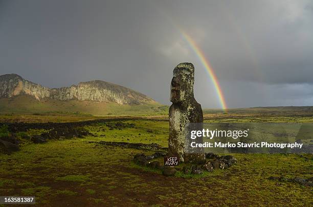 moai and rainbow - rano raraku stock-fotos und bilder