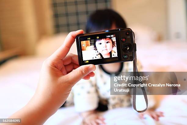 digital baby - appareil photo numérique photos et images de collection