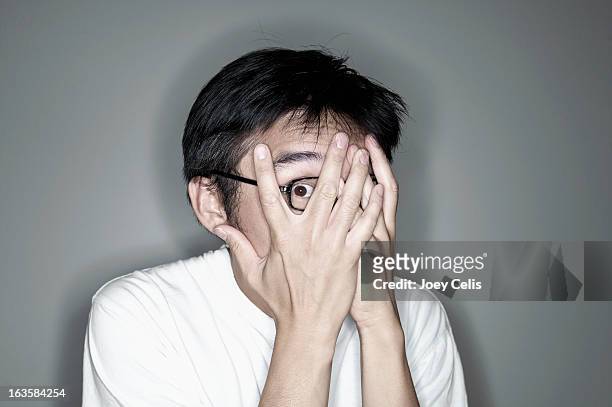 asian male covering his face with his hands - hands covering eyes 個照片及圖片檔