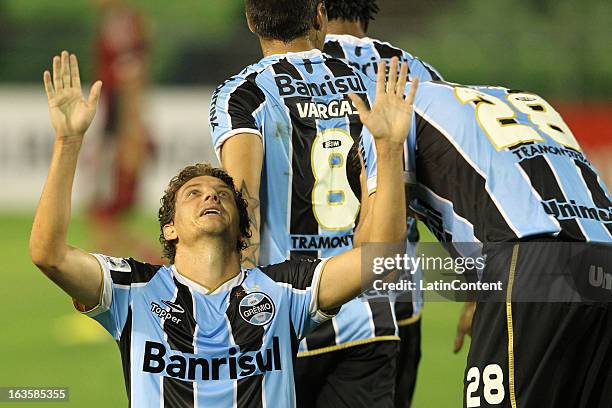 Elano Blumer of Gremio celebrates a goal during a match between Caracas FC and Gremio as part of the Copa Bridgestone Libertadores 2013 at Estadio...