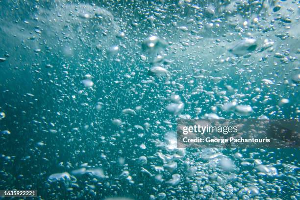 bubbles in the sea - origins imagens e fotografias de stock