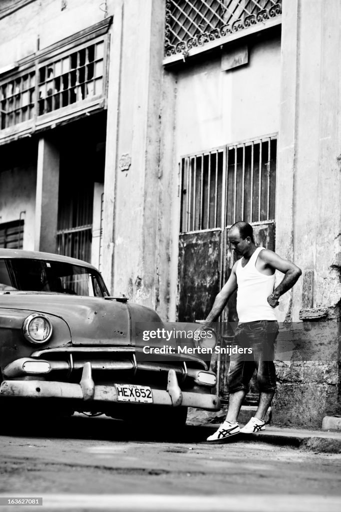 Man leaning on oldtimer car