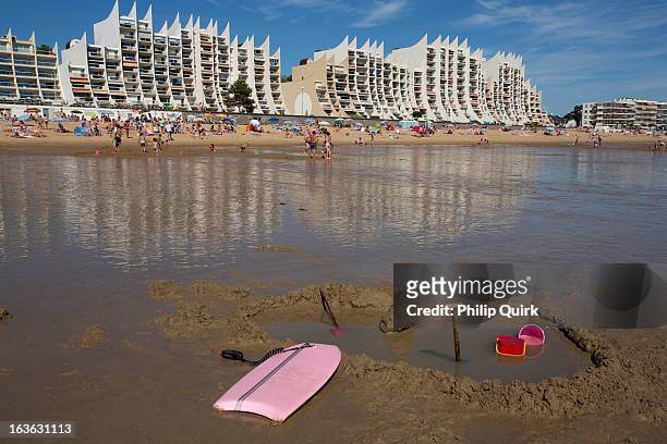 children??s toys on the beach, france - la baule stock pictures, royalty-free photos & images