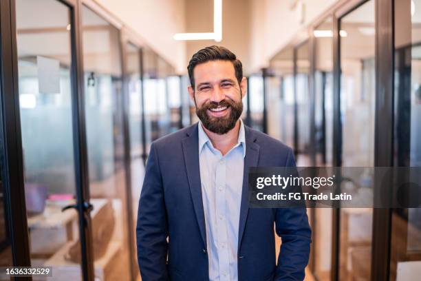 retrato de un hombre de negocios adulto medio en la oficina - mexican suit fotografías e imágenes de stock
