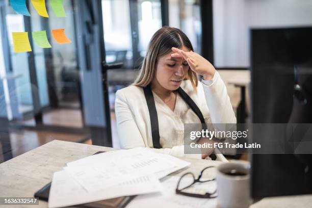worried young businesswoman working at office - awkward stock pictures, royalty-free photos & images
