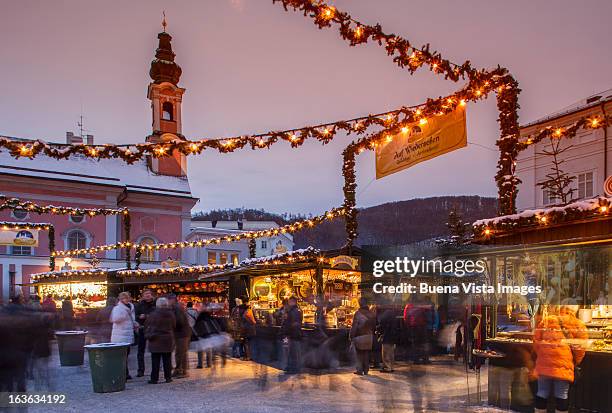 christmas market in old salzburg. - salzburger land - fotografias e filmes do acervo