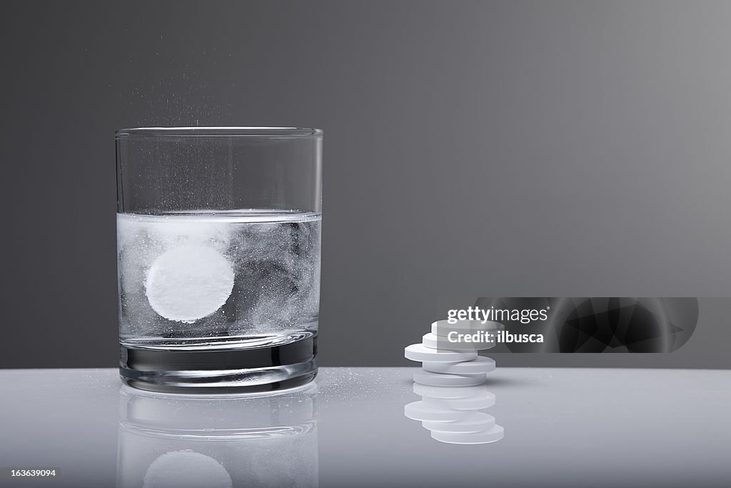 Aspirine Paracétamol comprimés éclabousser en verre de l'eau