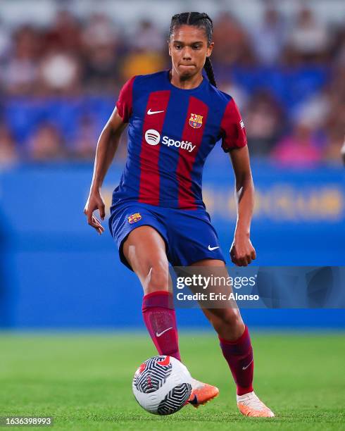 Esmee Brugts of FC Barcelona run with the ball during the Joan Gamper Trophy match between FC Barcelona Women and Juventus Women at Estadi Johan...