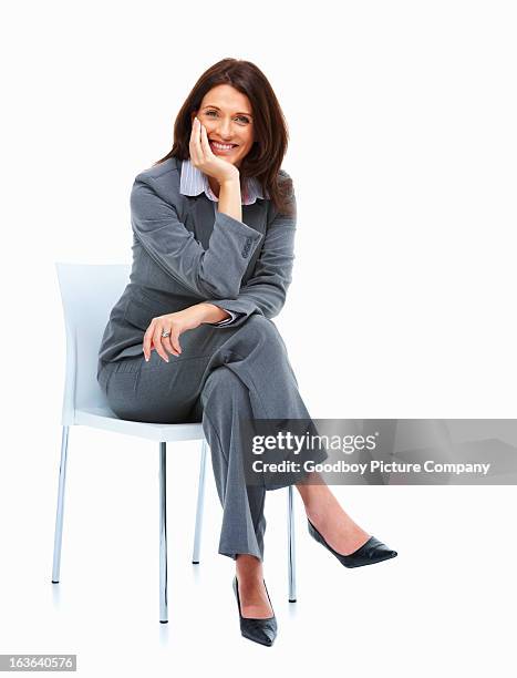 sonriente mujer sentada en la silla de oficina - siting fotografías e imágenes de stock