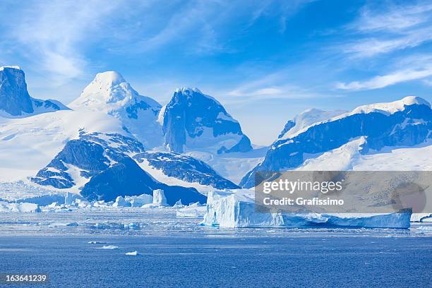 antarktis lemaire channel mountain - ice shelf stock-fotos und bilder